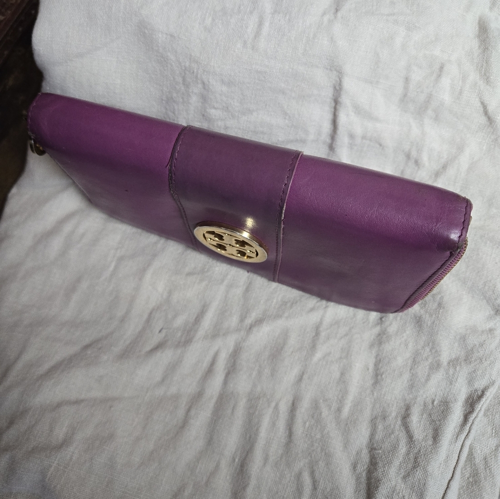 Tory Burch Zip around wallet in Fusia color - Picture 8 of 13